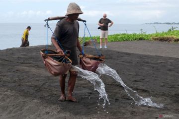 Rumah produksi garam tradisional di Bali