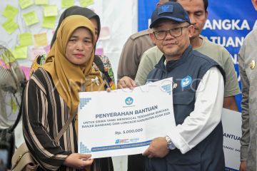 Mendikdasmen serahkan bantuan untuk korban bencana di Agam
