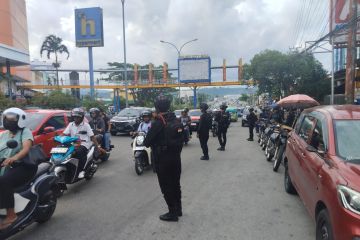 Polda Maluku patroli cipta kondisi di pusat keramaian jelang Natal