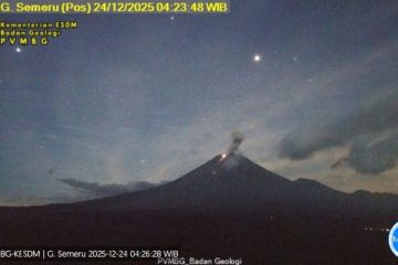 Semeru pagi hari ini erupsi disertai letusan setinggi 900 meter dan suara gemuruh