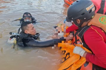 Tim SAR Samarinda menemukan korban kecelakaan kapal di Sungai Mahakam