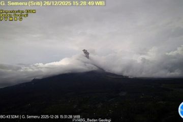 Semeru kembali erupsi dengan tinggi letusan 900 meter di atas puncak hari ini