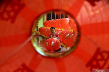 Pemasangan lampion sambut Imlek di Tulugagung