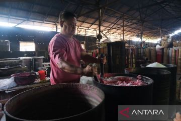 Pembuatan lilin sembahyang klenteng di Punggur