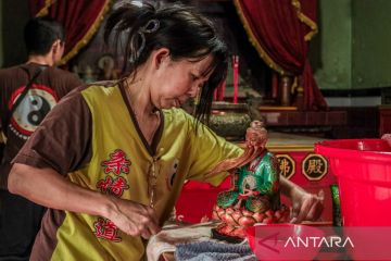 Bersihkan patung jelang Imlek