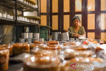 Menata kue keranjang jelang Imlek