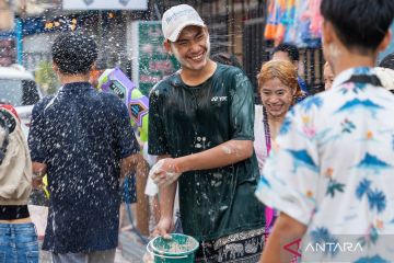 Tradisi siraman air saat perayaan tahun baru Laos di Vientiane