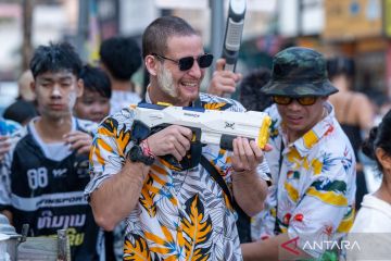 Tradisi siraman air saat perayaan tahun baru Laos di Vientiane