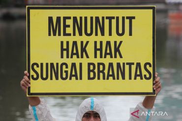 Aktivis lingkungan Surabaya serukan pemulihan Sungai Kalimas dari pencemaran limbah industri