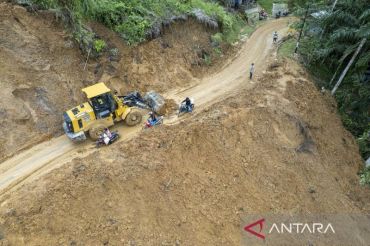 Alat berat bersihkan material longsor di Silungkang, akses Agam&ndash;Pasaman Barat mulai pulih