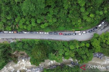 Uji coba jalan akses Padang - Bukittinggi yang terdampak banjir