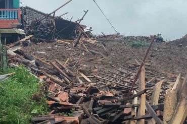 Longsor timbun 30 rumah di Cisarua Bandung Barat
