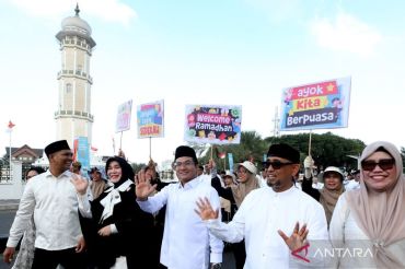 Sejumlah ASN dan warga serta pelajar mengikuti pawai tarhib Ramadhan di Banda Aceh