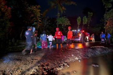 1.686 warga di Desa Padasari mengungsi akibat pergerakan tanah