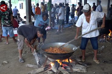 Warga Tapsel jaga kemeriahan Ramadhan dengan potong sapi bersama