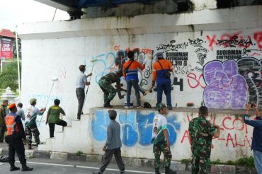 KAI Daop 6 bersama Koramil 04/Danurejan gelar aksi bersih vandalisme di Jembatan Kewek