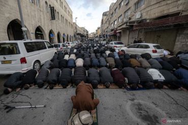 Sejumlah warga Palestina melakukan shalat Idul Fitri di jalanan Yerusalem Timur akibat penutupan Masjid Al Aqsa