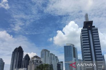 Jakarta berawan tebal pada Minggu pagi hingga siang