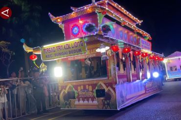 Mobil berhiaskan masjid gaya China ikuti pawai malam&nbsp;takbir di Batam