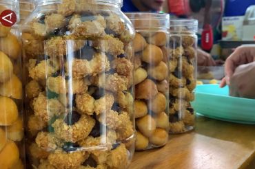 Warga binaan lapas perempuan Palu produksi kue kering sambut Lebaran