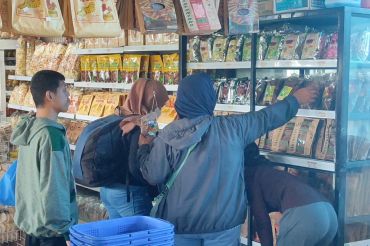 Kerupuk kemplang jajanan khas Sumatera incaran pemudik