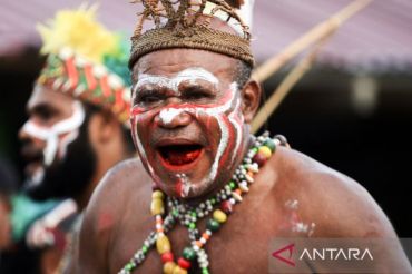Tari isosolo sambut kunjungan wisatawan mancanegara di Kampung Yobeh