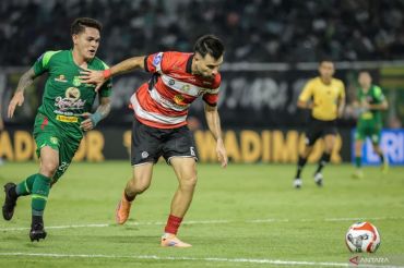 Madura United menundukkan Persebaya Surabaya 2-1
