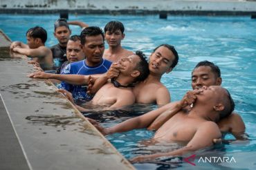Tingkatkan kompetensi, lifeguard ikuti pelatihan penyelamatan korban tenggelam