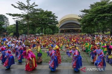Ribuan penari meriahkan pertunjukan kolosal tari ondel-ondel di TMII