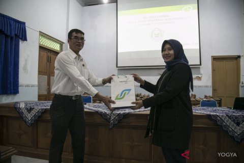 BUMN HADIR - ANGKASA PURA I SERAHKAN BANTUAN BUKU