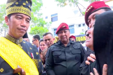 Jokowi diajak bersalaman dengan Nenek Musinem