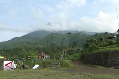 Merapi luncurkan Lava pijar lebih dari 100 kali dalam sebulan
