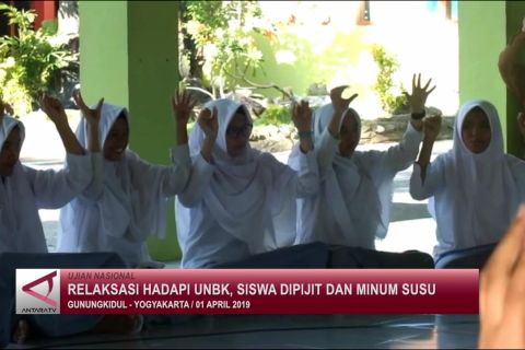 Relaksasi hadapi UNBK, siswa dipijit dan minum susu