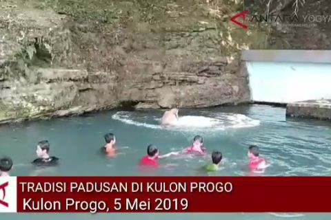 VIDEO: Masyarakat melakukan tradisi