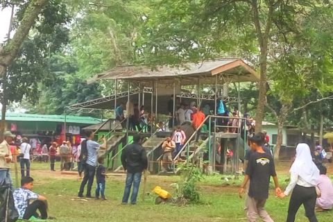 Remaja bersihkan sampah pengunjung Way Kambas selama libur Lebaran