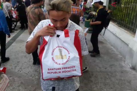 VIDEO: Presiden Jokowi bagikan ribuan paket sembako untuk warga Yogyakarta