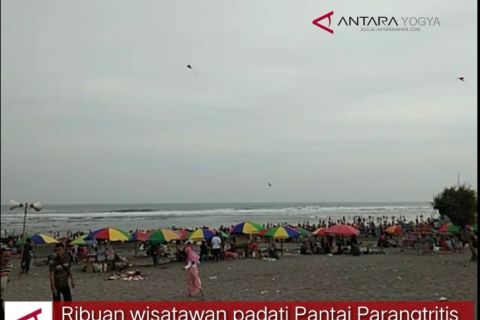 VIDEO : Pantai Parangtritis ramai dipadati wisatawan