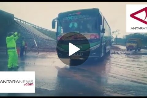 Arus lalu lintas ruas Jalinsum Mesuji Lampung-Sumsel masih lumpuh