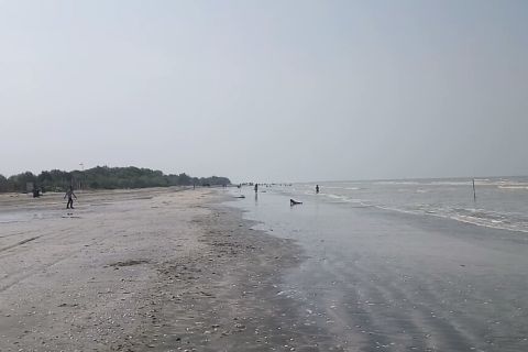 Pantai Mutiara Baru Lampung Timur ramai dikunjungi