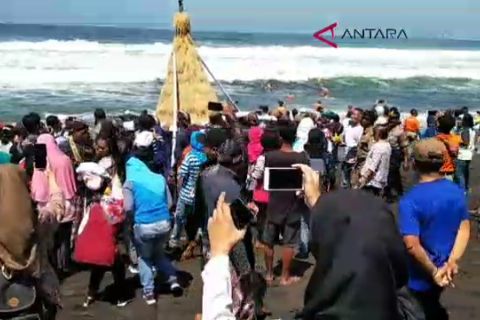VIDEO: Ratusan wisatawan Pantai Glagah rebutan gunungan