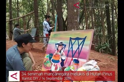 VIDEO : seniman mancanagera melukis di Hutan Pinus Mangunan
