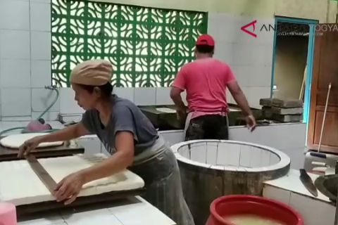 VIDEO: Perajin tahu Tuknoso dapat bantuan alat produksi