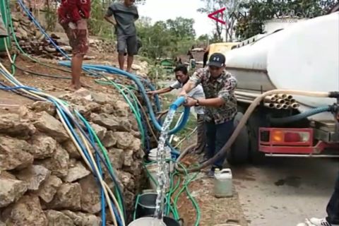 VIDEO : Penyaluran bantuan air di Dusun Kalidadap Selopamioro Imogiri