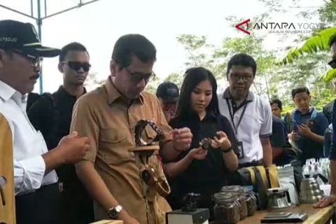 VIDEO: Menparekraf tinjau Kebun Teh Nglinggo