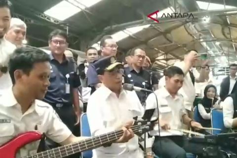 VIDEO: Menhub hibur penumpang kereta di Stasiun Tugu