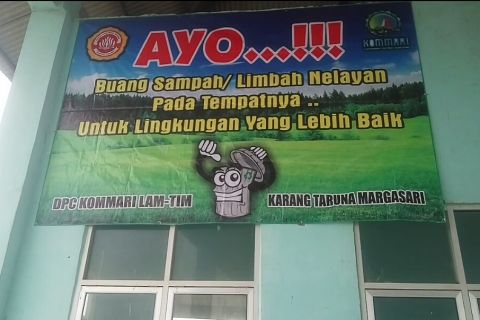Komari Lampung Timur tanggulangi sampah laut