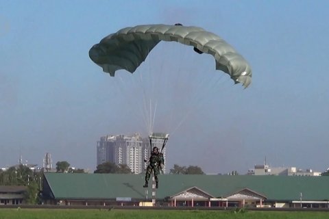 Warga Medan nikmati atraksi terjun payung TNI AU