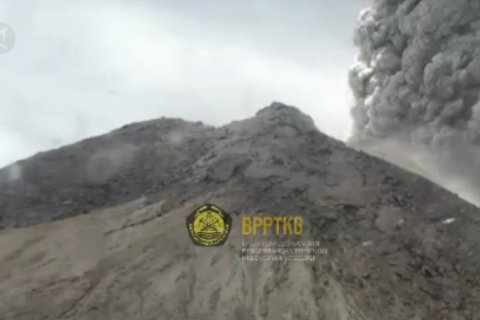 Merapi kembali erupsi, hujan abu mengarah ke Magelang