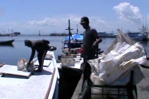 PSBB berlaku, jadwal bongkar muat di Pelabuhan Paotere berubah