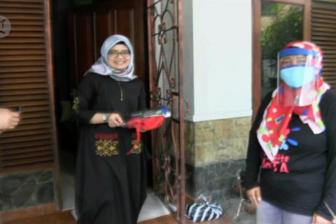 Krisis, dosen sumbangkan APD kreasi sendiri